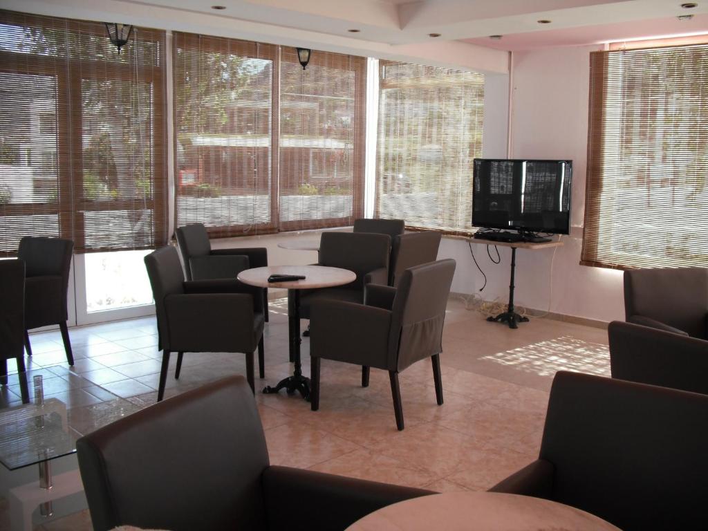 TV a/nebo společenská místnost v ubytování Antonis Hotel