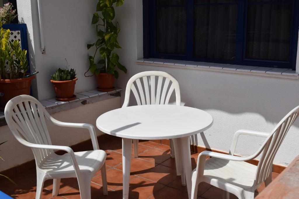 two chairs and a white table and a table and chairs at Dúplex relax Puerto de las Nieves in Puerto de las Nieves