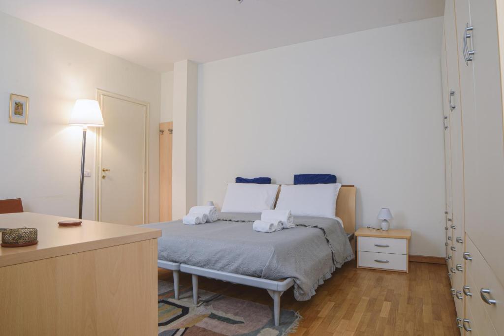 Łóżko lub łóżka w pokoju w obiekcie Parma Central Apartments