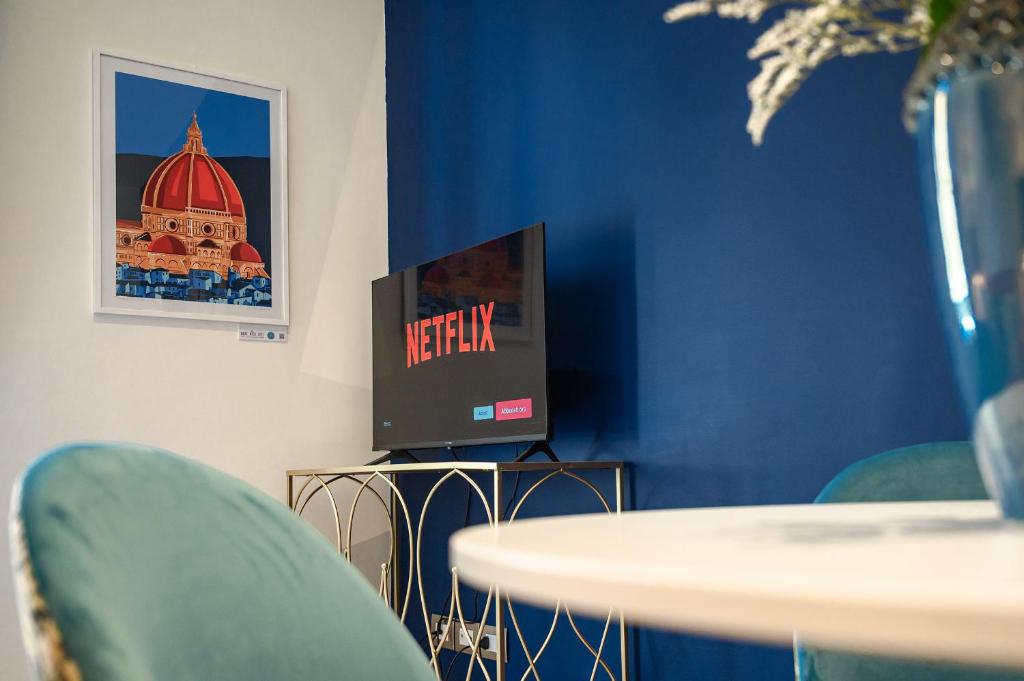 A television and/or entertainment centre at Via Macci, 59 - Florence Charming Apartments - Stylish apartments in a vibrant neighborhood with so comfortable beds!
