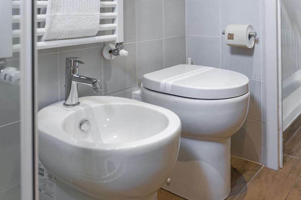 A bathroom at Via Macci, 59 - Florence Charming Apartments - Stylish apartments in a vibrant neighborhood with so comfortable beds!