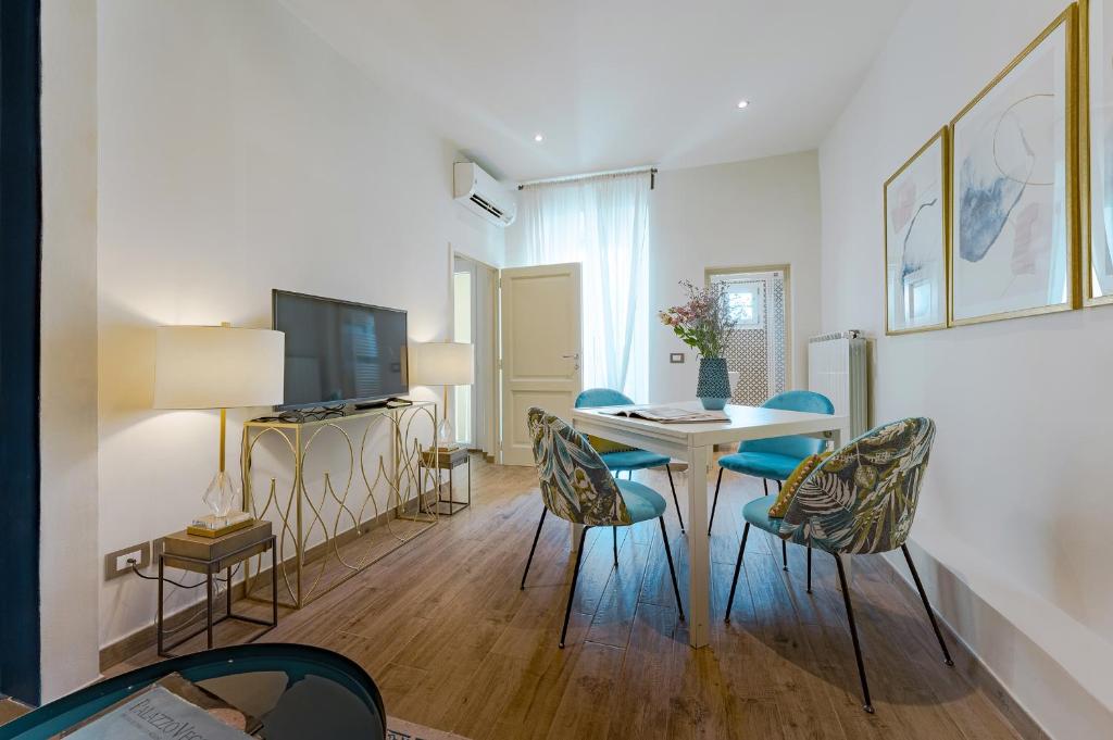 A television and/or entertainment centre at Via Macci, 59 - Florence Charming Apartments - Stylish apartments in a vibrant neighborhood with so comfortable beds!
