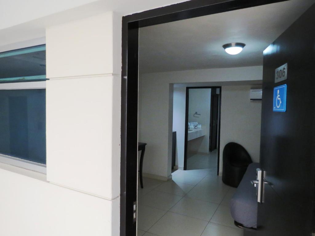 Hotel Velario - Salle Royale Avec Douche Enroulée - Accès Pour Handicap