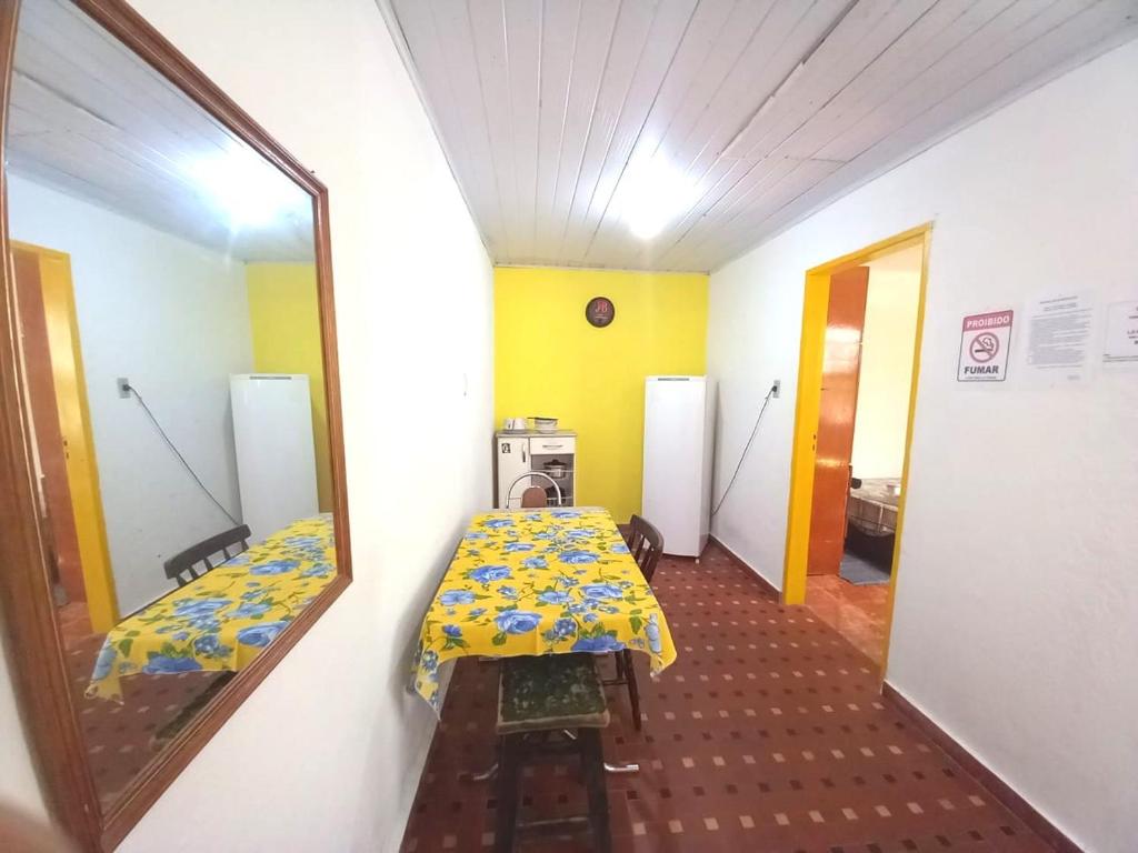 Habitación pequeña con mesa y espejo. en Infinito House - Casa inteira, en São Paulo