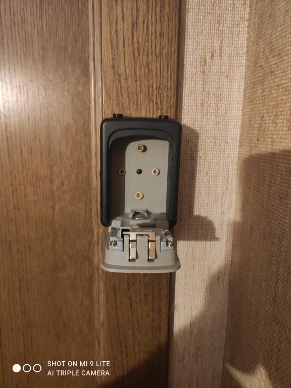 un dispenser di sapone su una parete in bagno di Agnes Apartman a Latschach