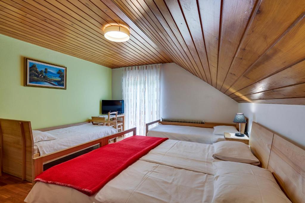Postel nebo postele na pokoji v ubytování Rooms Pevc & Hostel Ljubno ob Savinji
