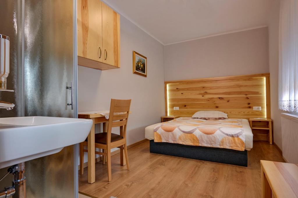 Postel nebo postele na pokoji v ubytování Rooms Pevc & Hostel Ljubno ob Savinji