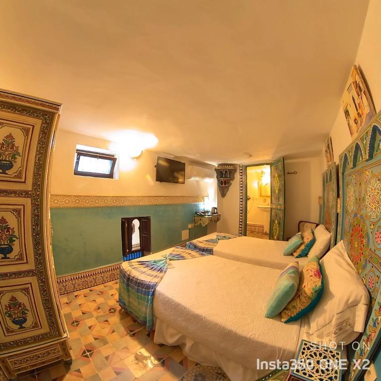 Voodi või voodid majutusasutuse Riad Las Mil y una Noches Tetuan toas