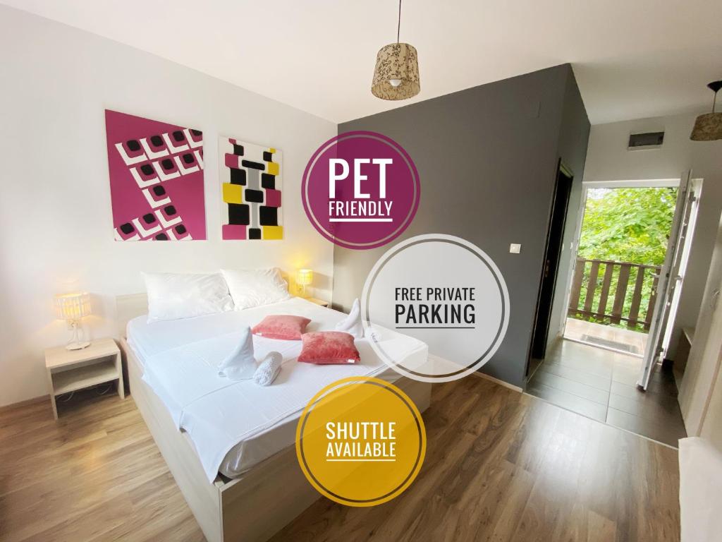 1 dormitorio con 1 cama y un cartel que dice pt friendly parking remoto gratuito en Hotel Guesthouse Stari Jasen, en Zagreb