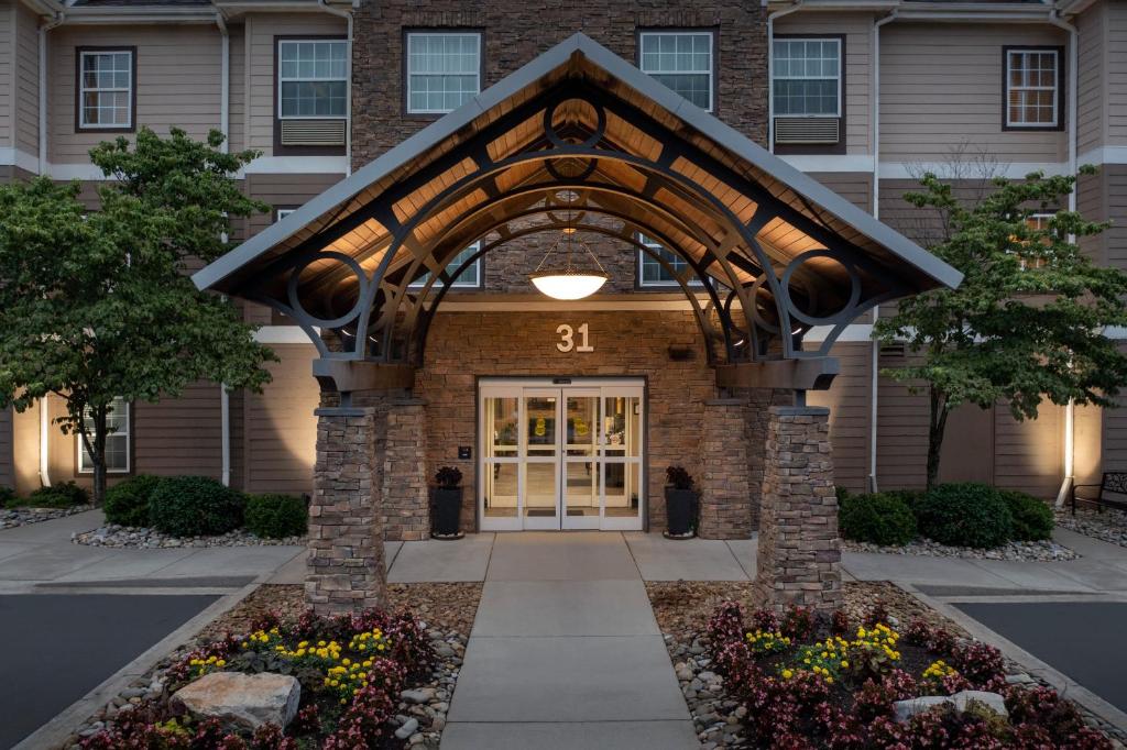 un edificio con una puerta con el número en Staybridge Suites Greenville I-85 Woodruff Road, an IHG Hotel, en Greenville