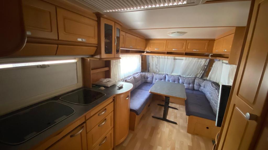 Kuchyň nebo kuchyňský kout v ubytování Adria Caravan (with air conditioner)