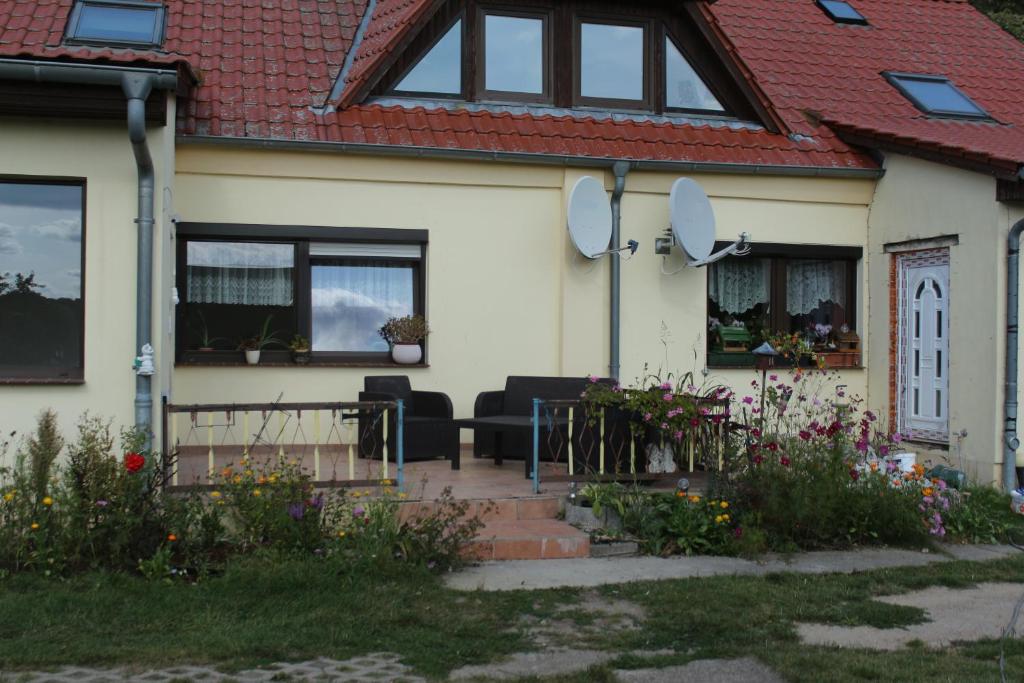 una casa con portico, divano e finestre di Ferienhaus Groß Dratow a Groß Dratow