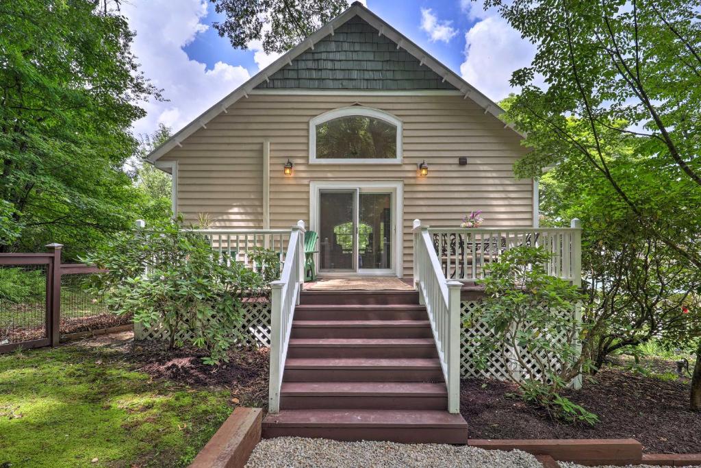 une maison avec un escalier menant à une maison dans l'établissement Quiet Studio Escape about 2 Mi to Blue Ridge Parkway!, à West Jefferson