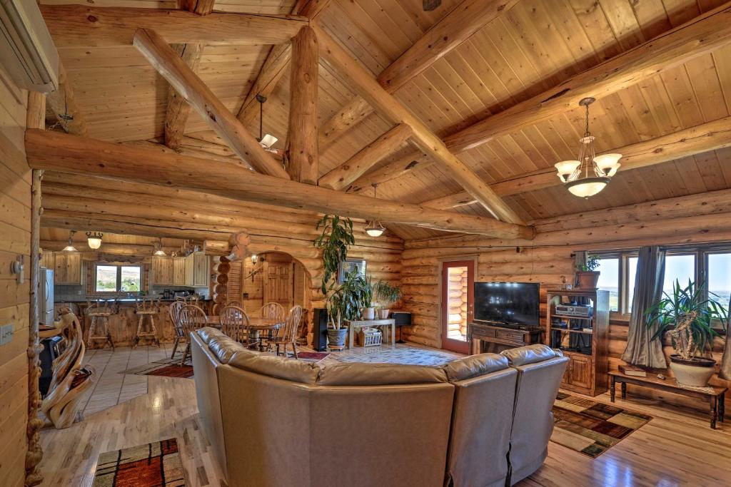 Exquisite Log Home with Lander Valley Views!, Lander (updated prices 2024)