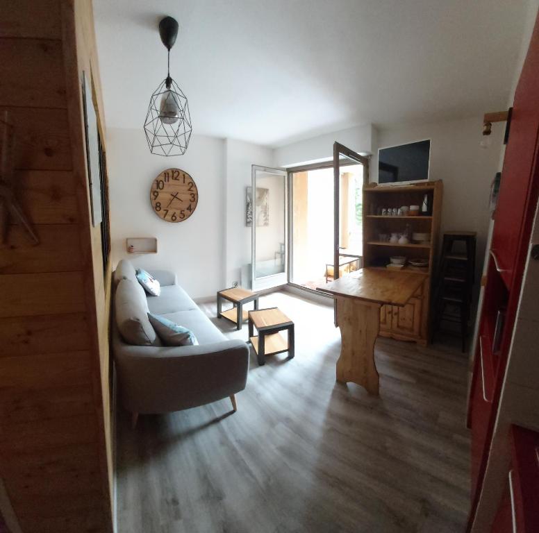 ein Wohnzimmer mit Sofa und Tisch in der Unterkunft Appartement 4 personnes Serre Chevalier Montagne/Contemporain Refait à neuf in La Salle Les Alpes