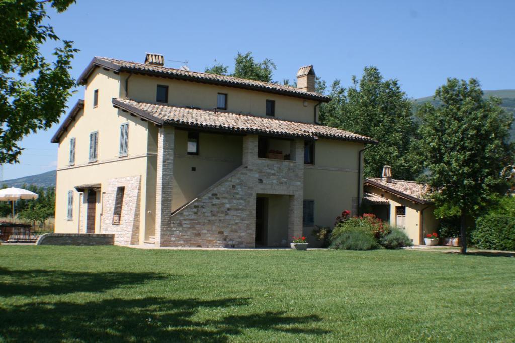 una vista exterior de una casa con patio en Residenza Isabella, en Spello