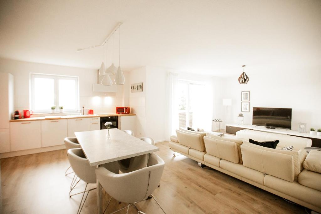 sala de estar con sofá y mesa en bonquartier - groß & stylisch - zentral & komfortabel, en Siegburg
