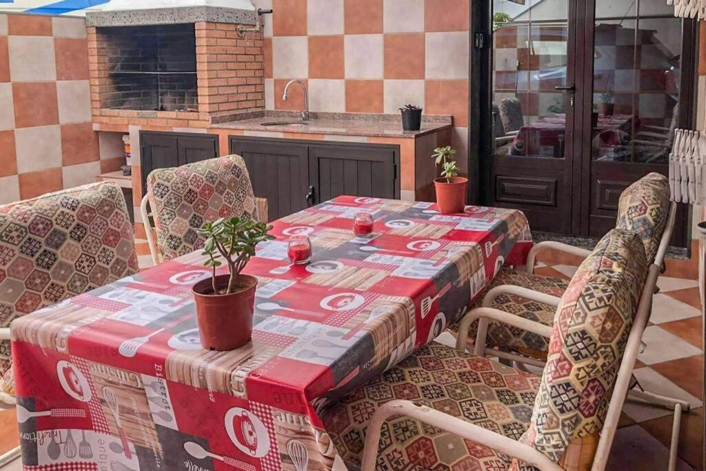 einen Tisch und Stühle mit einem roten und weißen Tischtuch in der Unterkunft LA CASITA DE BARTOLO in San Bartolomé