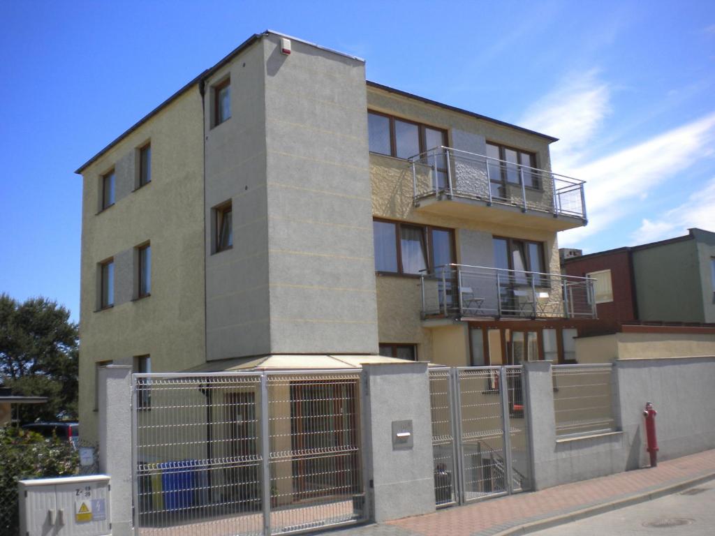 a building with a fence in front of it at Super Pokoje Tom in Władysławowo