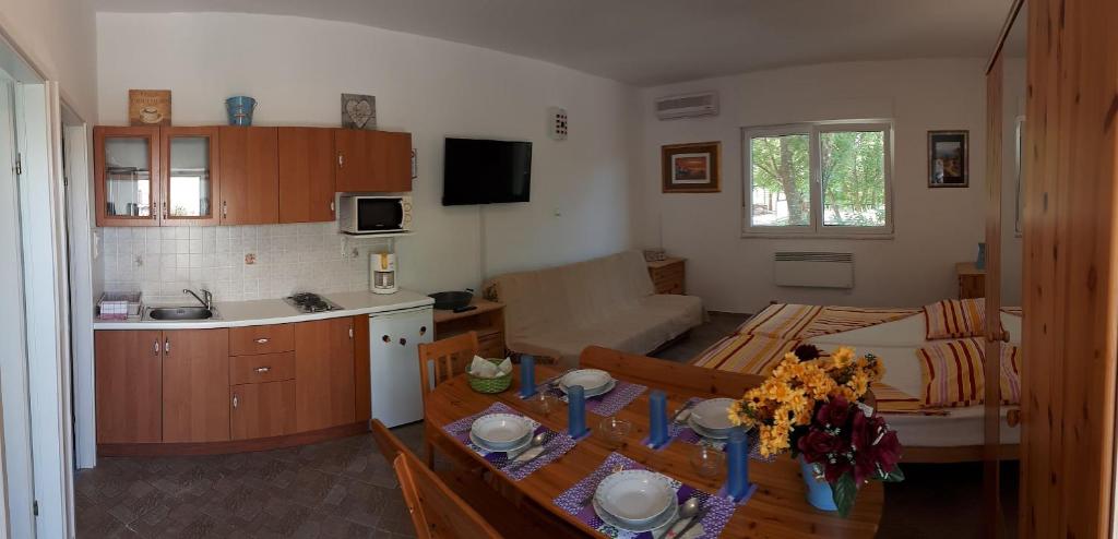 Kuchyň nebo kuchyňský kout v ubytování Apartments Ksenija
