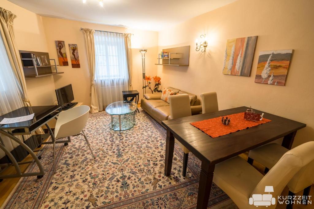 A seating area at Appartements Steingasse