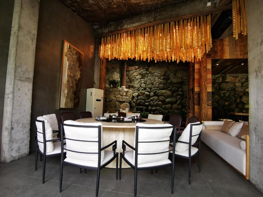 Zhangjiajie Rock language art hotel-Free pick up service的休息区
