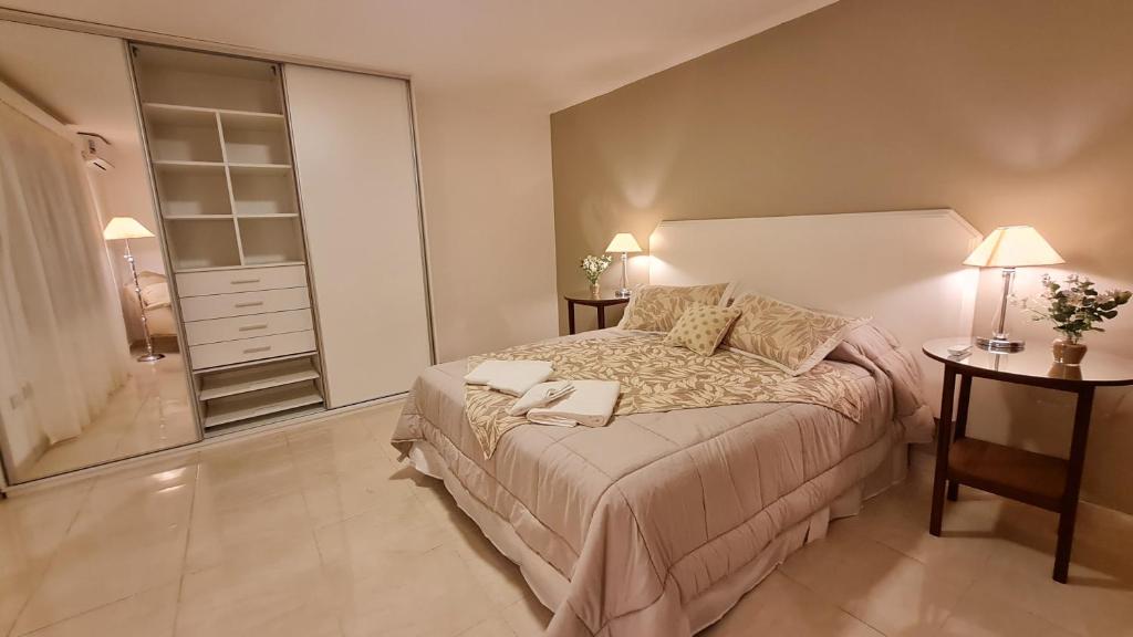 um quarto com uma cama com 2 candeeiros e uma mesa em Nidale Suites 1 em La Rioja