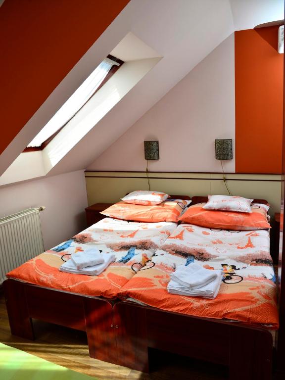 Postel nebo postele na pokoji v ubytování Pilóta Panzió