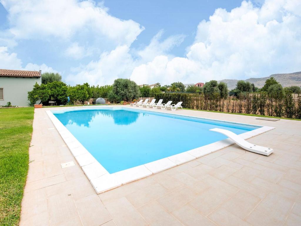 Basen w obiekcie Belvilla by OYO Dream villa with private pool lub w pobliżu
