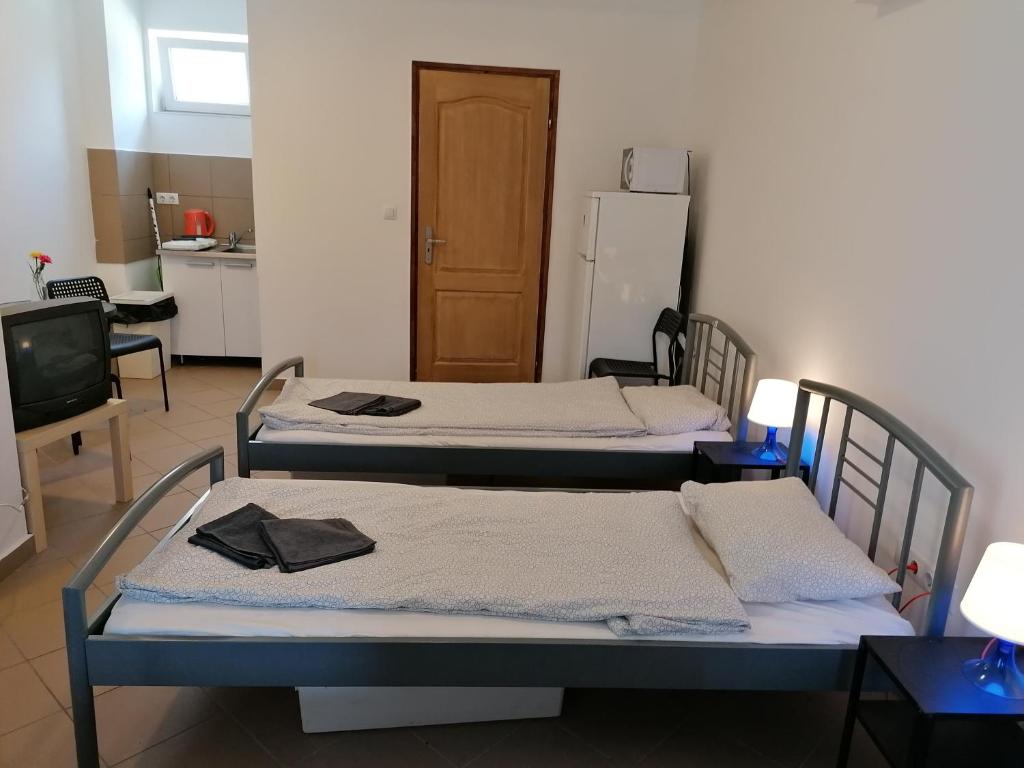 Postel nebo postele na pokoji v ubytování Omega Szigetszentmiklós