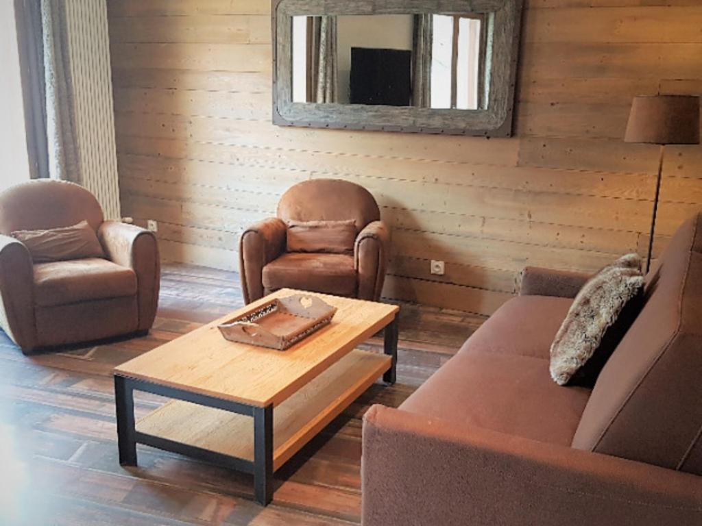 a living room with two chairs and a coffee table at Appartement Valloire, 4 pièces, 9 personnes - FR-1-263-216 in Valloire