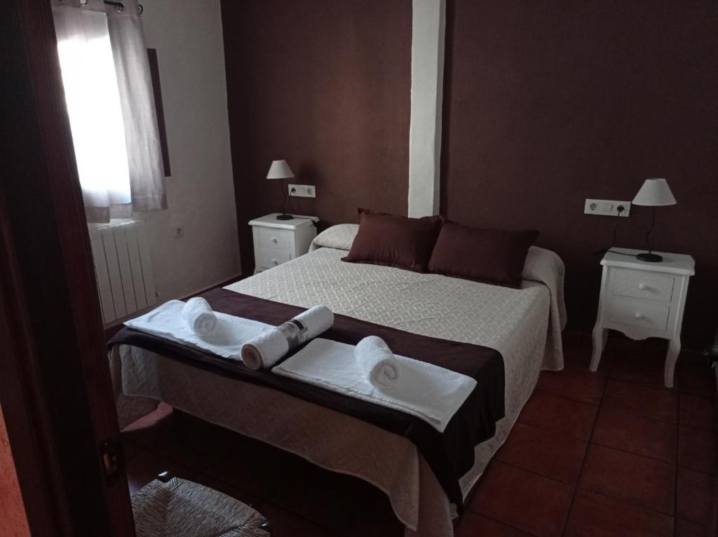 una camera da letto con un letto e asciugamani di EL RIBAZO-Cuenca ciudad a Cuenca
