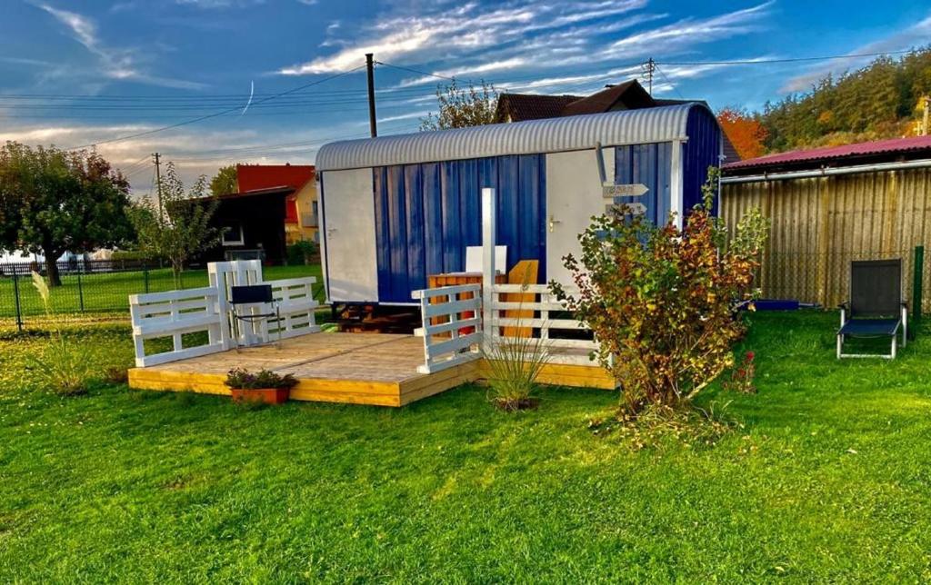 a blue and white tiny house in a yard at Islandpferdehof Seelengrübchen - Ferien im Bauwagen in Glött