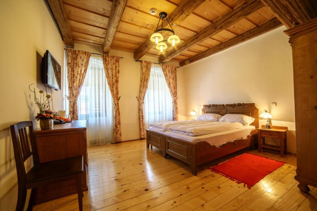 een slaapkamer met een bed en een houten plafond bij Casa Kroner in Sighişoara