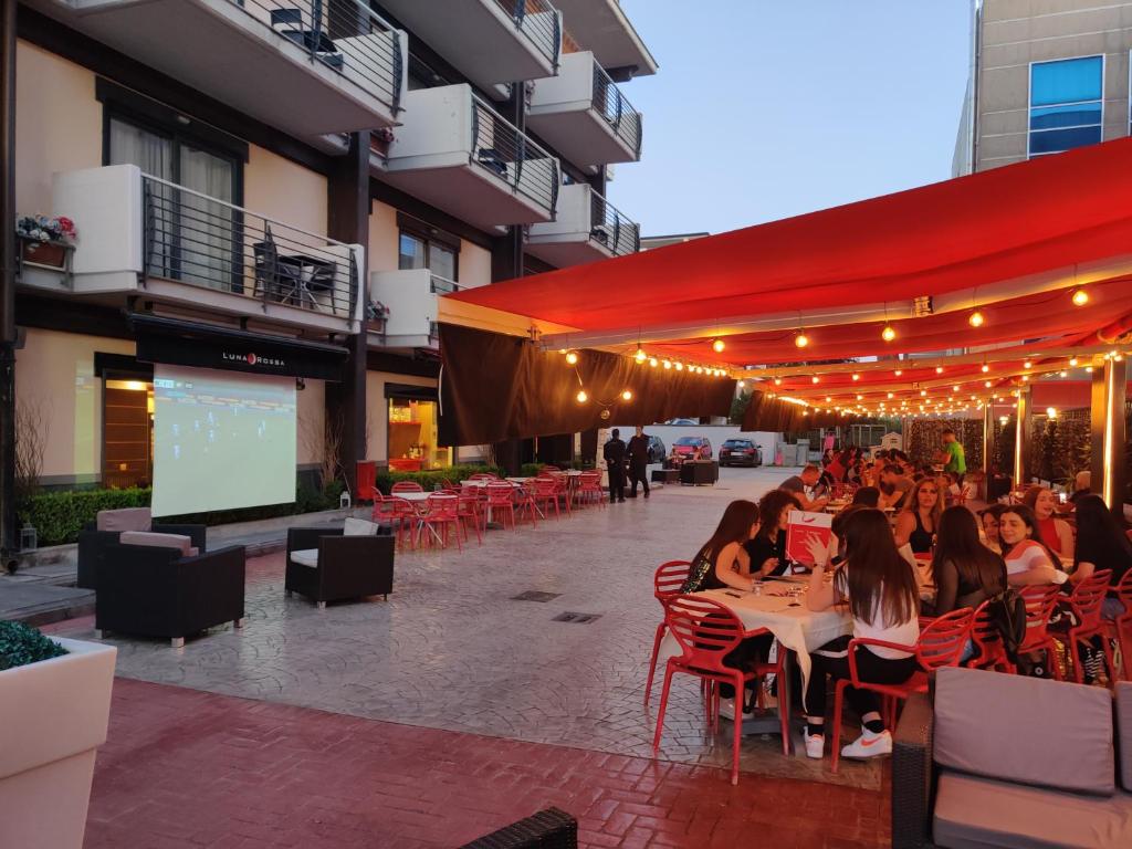 A restaurant or other place to eat at Rama Palace Hotel