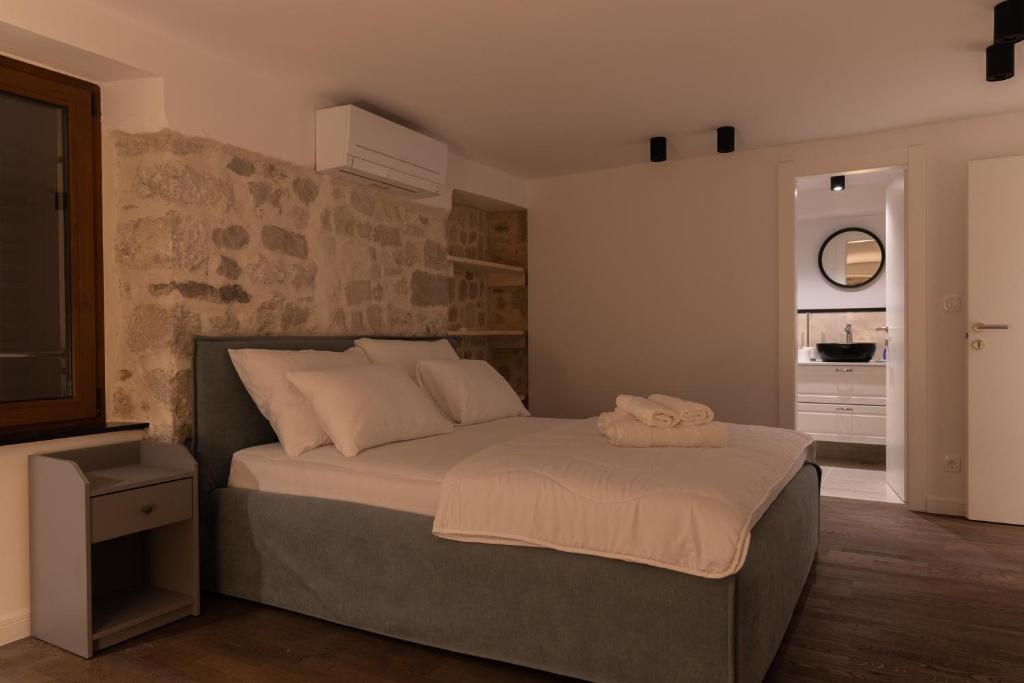 Fotografia z galérie ubytovania Charming stone apartment with jacuzzi in center of Omiš v Omise