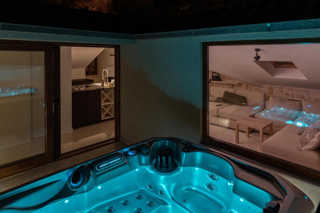 Fotografia z galérie ubytovania Charming stone apartment with jacuzzi in center of Omiš v Omise