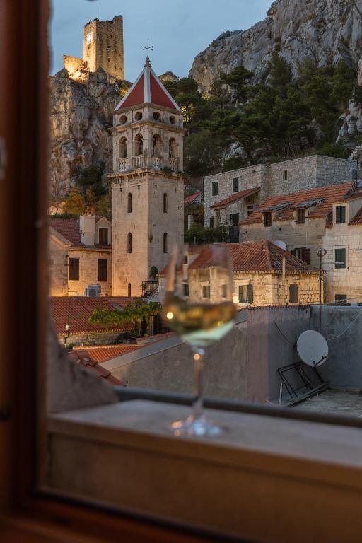 Fotografia z galérie ubytovania Charming stone apartment with jacuzzi in center of Omiš v Omise