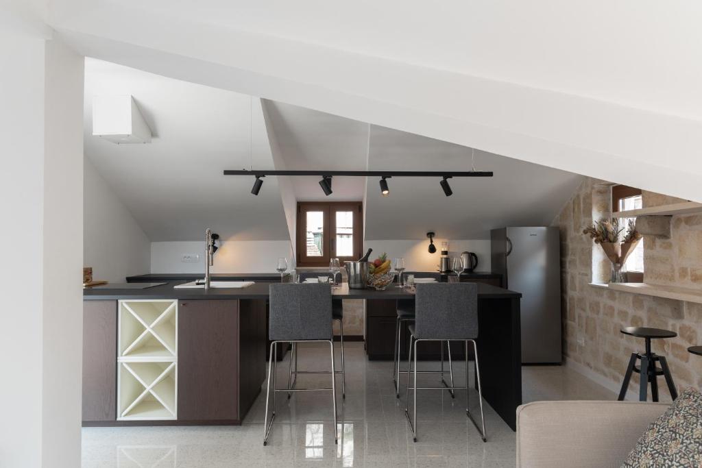 Fotografia z galérie ubytovania Charming stone apartment with jacuzzi in center of Omiš v Omise