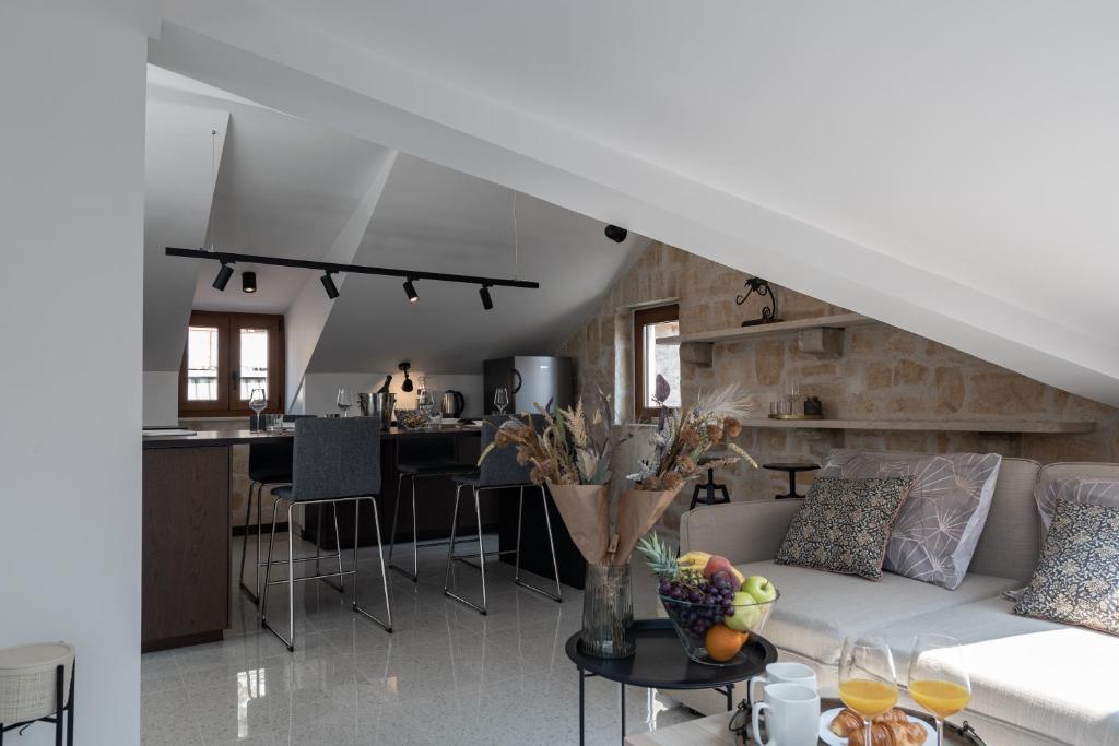 Fotografia z galérie ubytovania Charming stone apartment with jacuzzi in center of Omiš v Omise