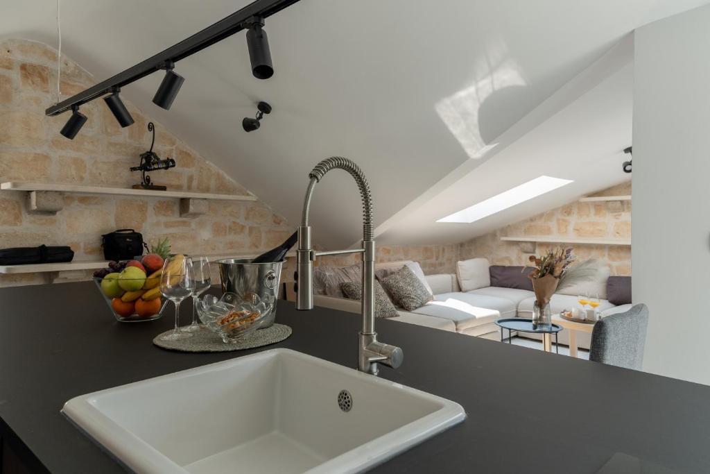 Fotografia z galérie ubytovania Charming stone apartment with jacuzzi in center of Omiš v Omise
