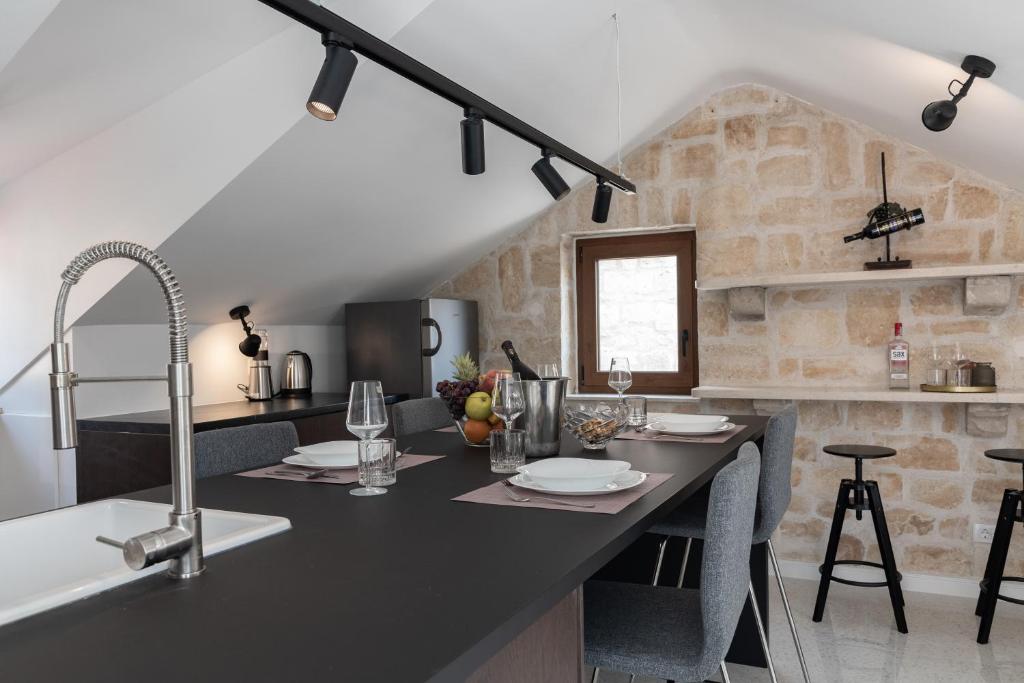 Fotografia z galérie ubytovania Charming stone apartment with jacuzzi in center of Omiš v Omise