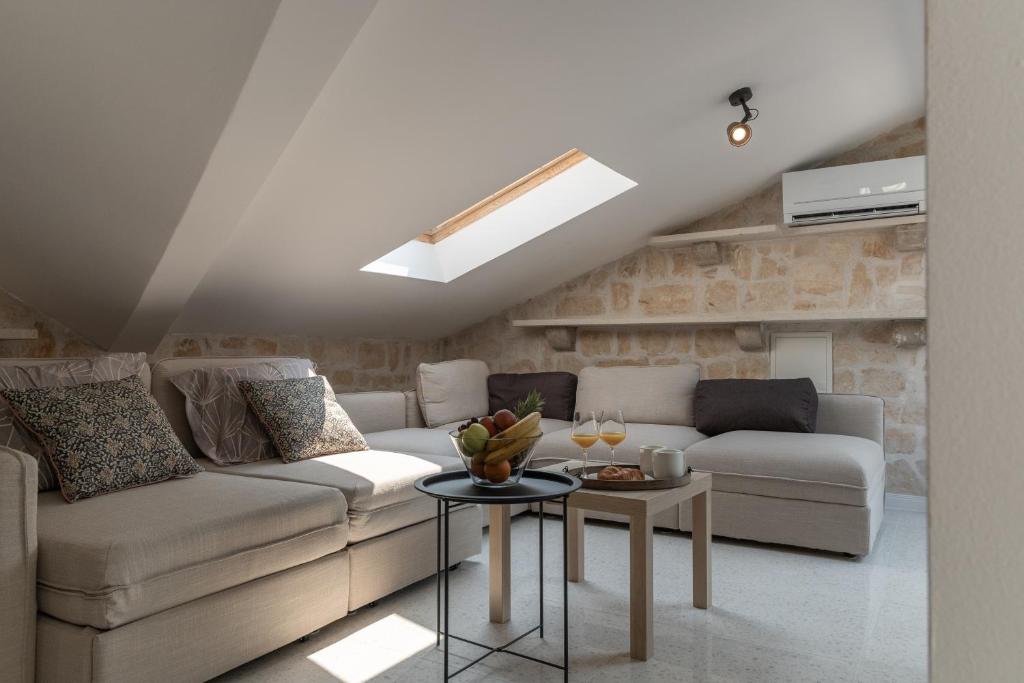 Fotografia z galérie ubytovania Charming stone apartment with jacuzzi in center of Omiš v Omise