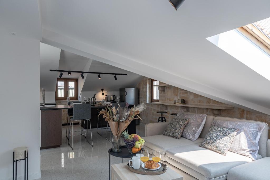 Fotografia z galérie ubytovania Charming stone apartment with jacuzzi in center of Omiš v Omise