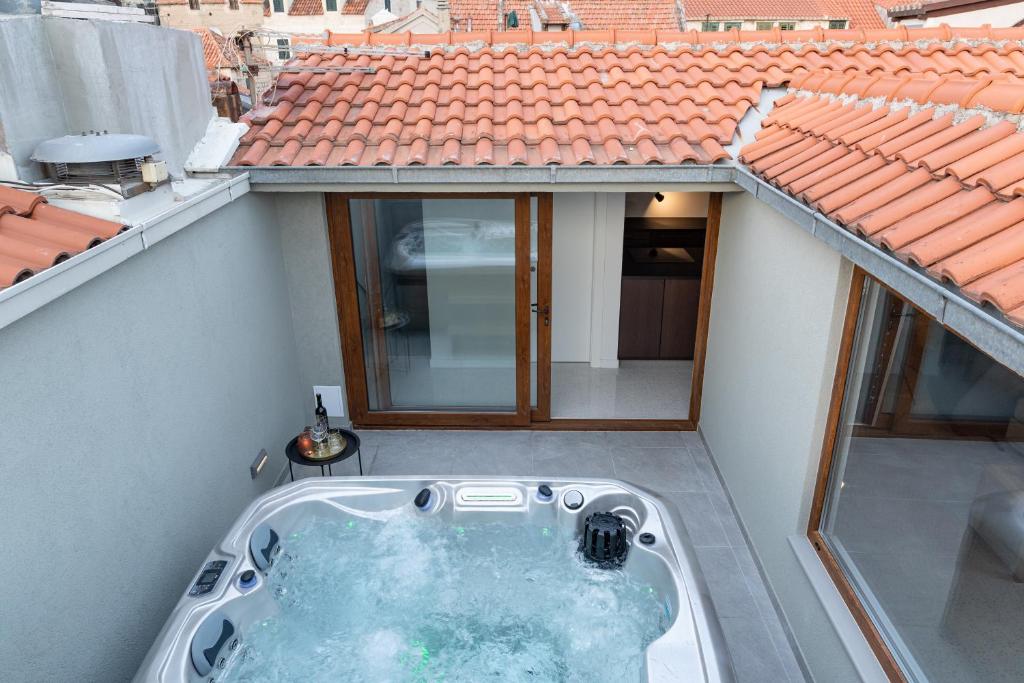 Fotografia z galérie ubytovania Charming stone apartment with jacuzzi in center of Omiš v Omise