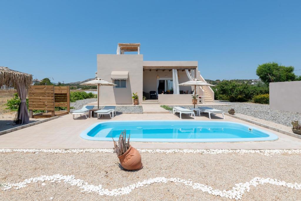 Πισίνα στο ή κοντά στο Gennadi Serenity House- beachfront villa with pool