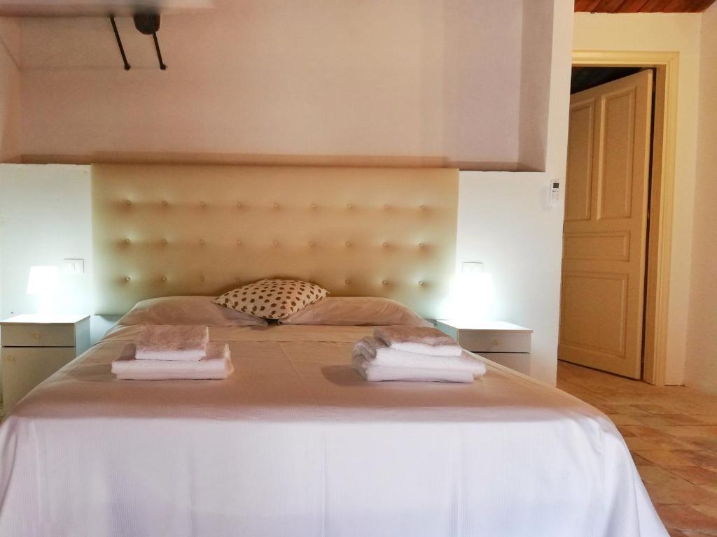 Postel nebo postele na pokoji v ubytování Landolina Palace Hotel