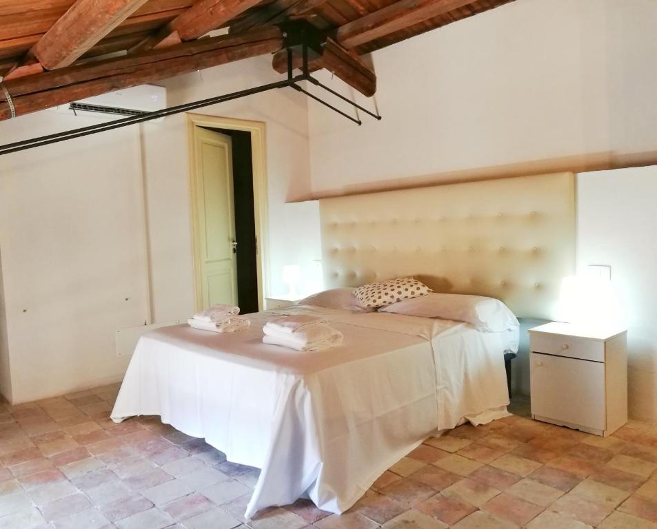 Postel nebo postele na pokoji v ubytování Landolina Palace Hotel
