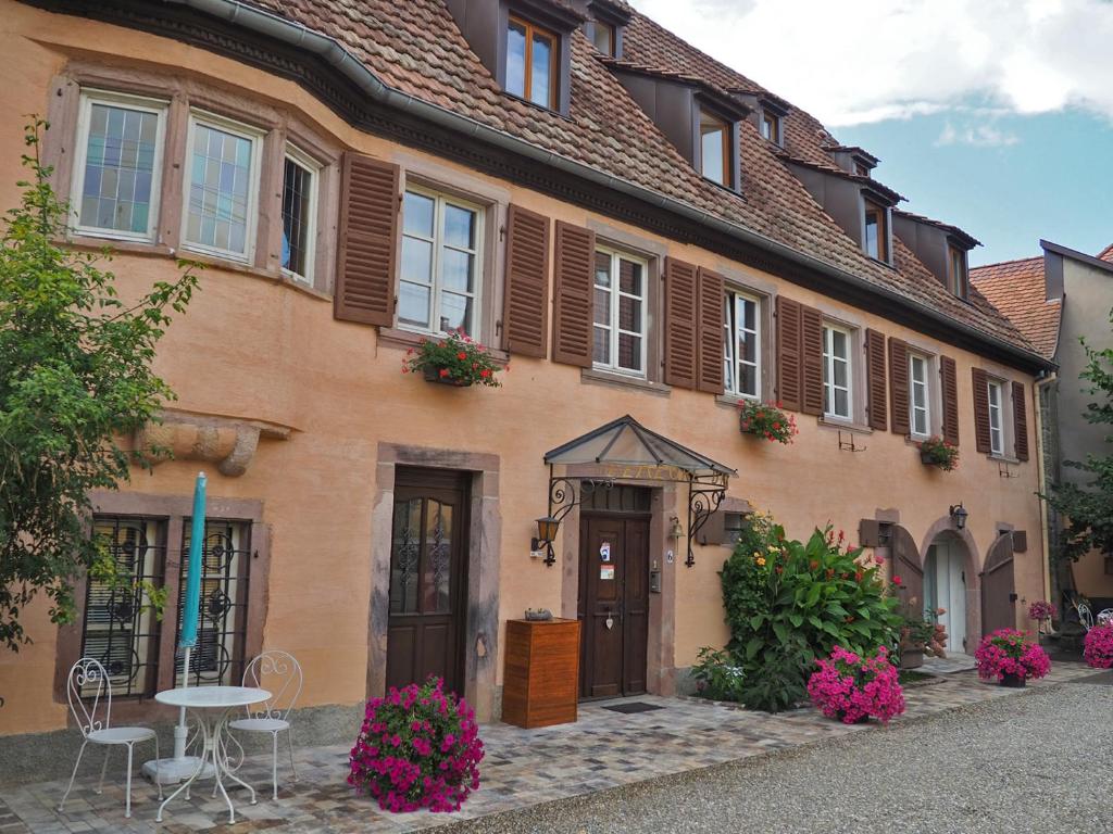 a building with a table in front of it at Demeure d'antan in Beblenheim