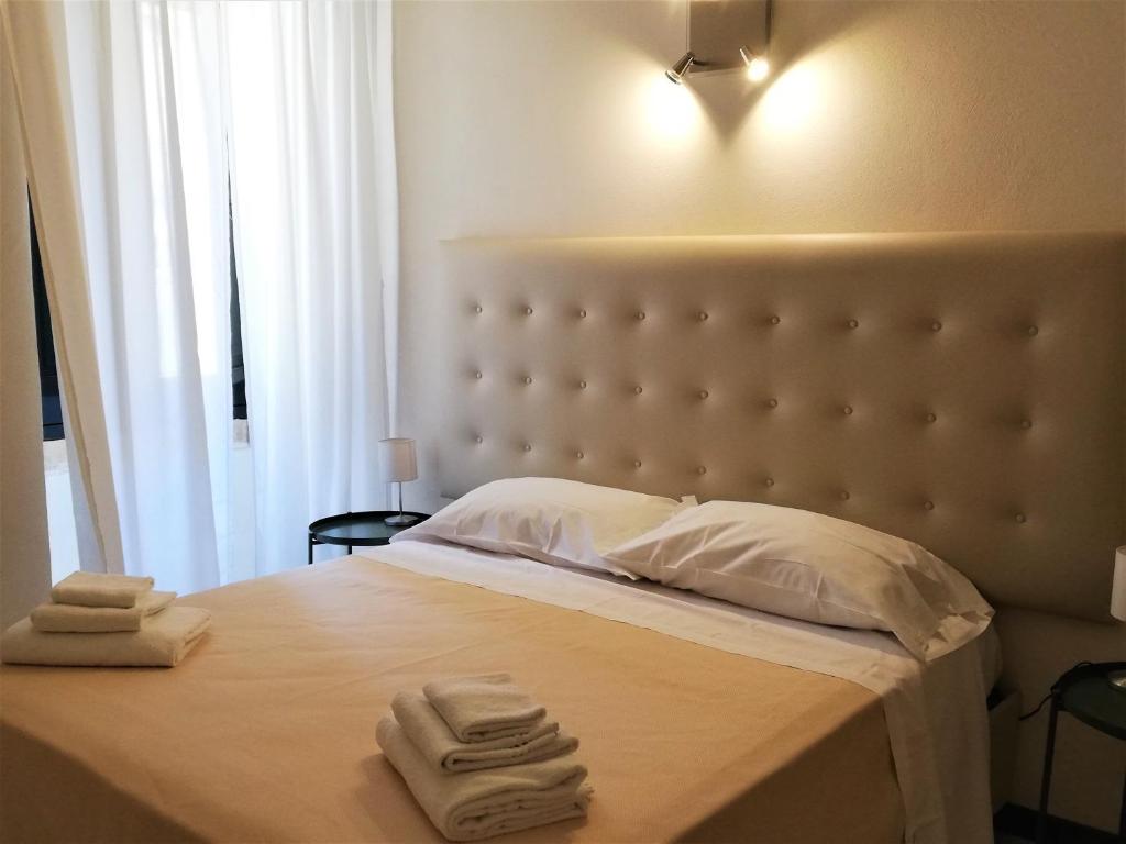 Postel nebo postele na pokoji v ubytování Landolina Palace Hotel